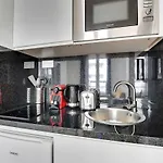 Cosy And Bright Little Flat Menilmontant