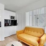 Cosy And Bright Little Flat Menilmontant