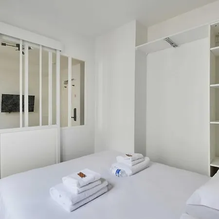 Cosy And Bright Little Flat Menilmontant Paris